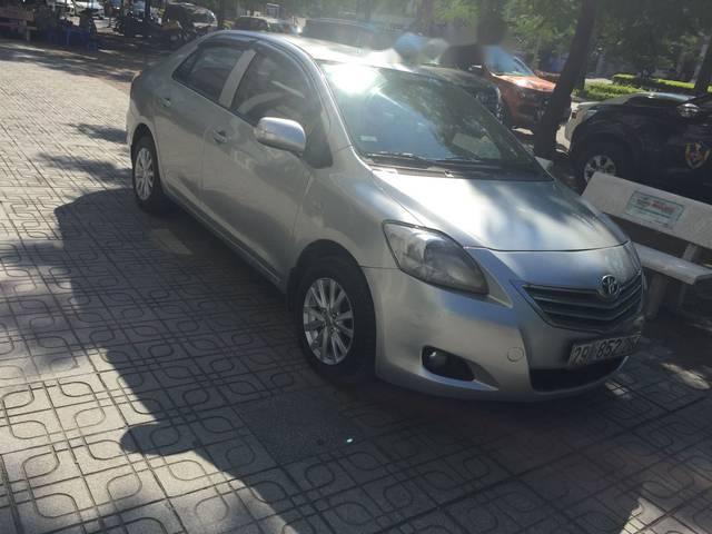 Cần bán Toyota Vios sản xuất 2010, màu bạc