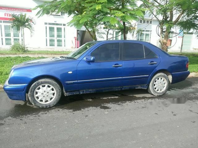 Cần bán xe Mercedes sản xuất năm 1996, màu xanh lam còn mới, giá 125tr