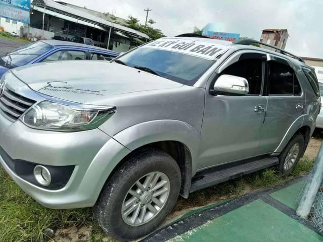 Bán Toyota Fortuner 2012, màu bạc giá cạnh tranh