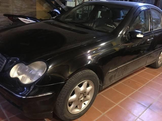 Cần bán gấp Mercedes C class năm 2000, màu đen, xe gia đình, giá chỉ 130 triệu