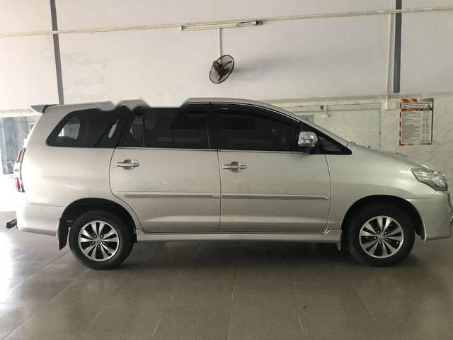 Cần bán lại xe Toyota Innova E đời 2015, màu bạc số sàn