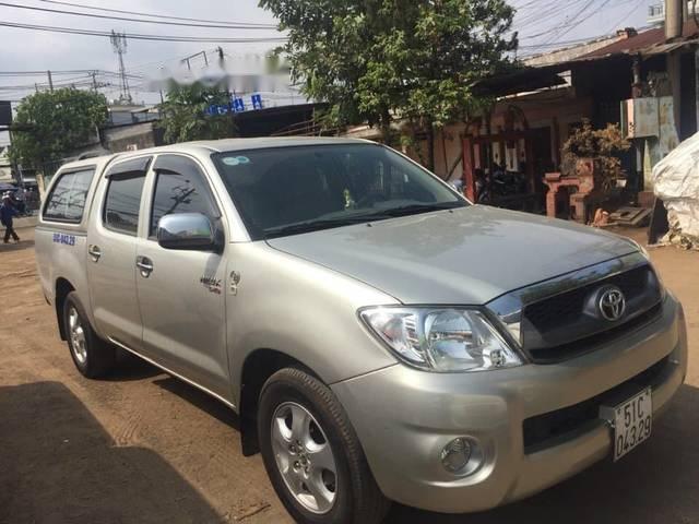 Bán Toyota Hilux năm sản xuất 2011, màu bạc xe gia đình, giá 395tr