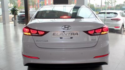 Bán Hyundai Elantra đời 2018, màu trắng