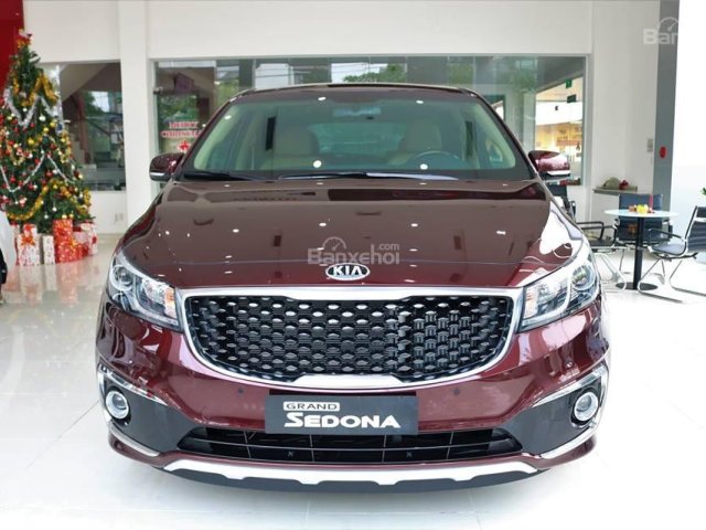 Cần bán Kia Sedona DATH năm 2018, màu đỏ, đèn HID tự động điều chỉnh góc chiếu, hệ thống an toàn tối ưu