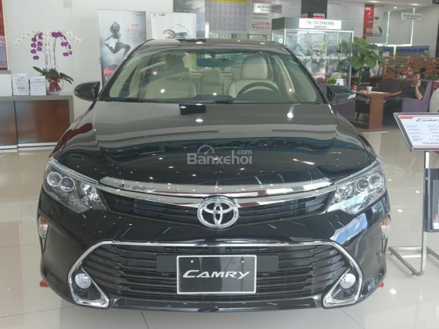 Bán Toyota Camry 2.0 E đời 2018, màu đen giao liền, góp từ 300tr