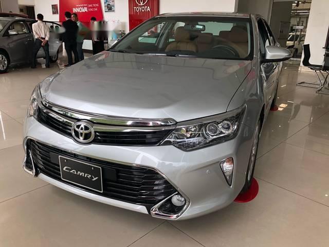 Cần bán Toyota Camry 2.5Q năm sản xuất 2018, màu bạc