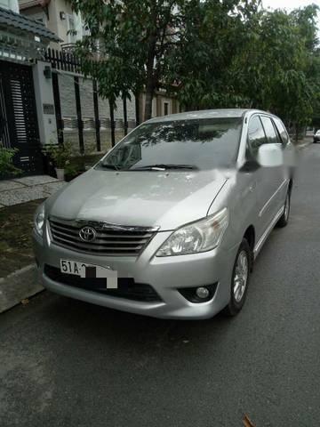 Cần bán Toyota Innova V AT sản xuất 2012, màu bạc 