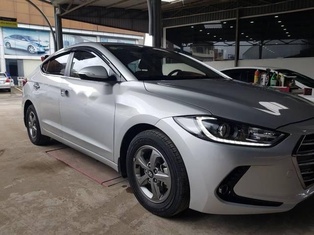 Cần bán Hyundai Elantra GLS 1.6MT đời 2017, màu bạc số sàn 