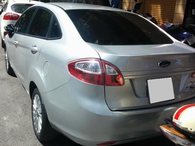 Cần bán xe Ford Fiesta 2012 số sàn, màu xám bạc, xe sài kĩ