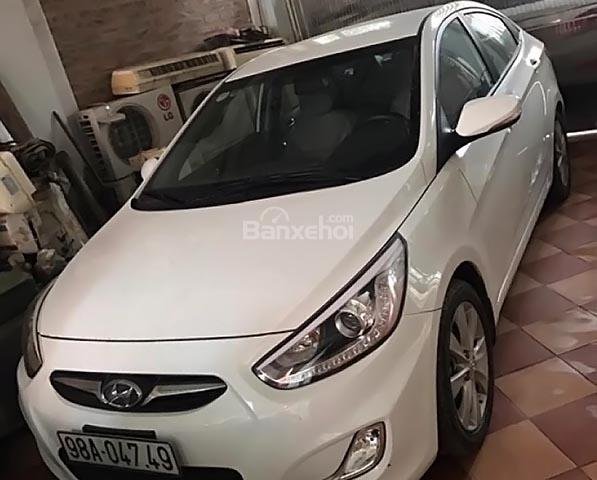 Cần bán lại xe Hyundai Accent 1.4 AT sản xuất năm 2013, màu trắng 