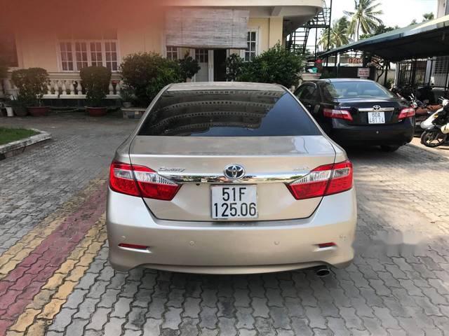 Cần bán xe Toyota Camry đời 2015, giá 940 triệu