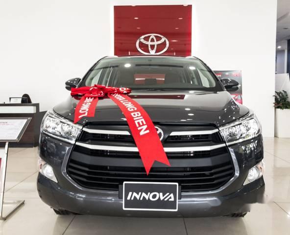 Bán xe Toyota Innova 2.0E năm 2018, màu xám