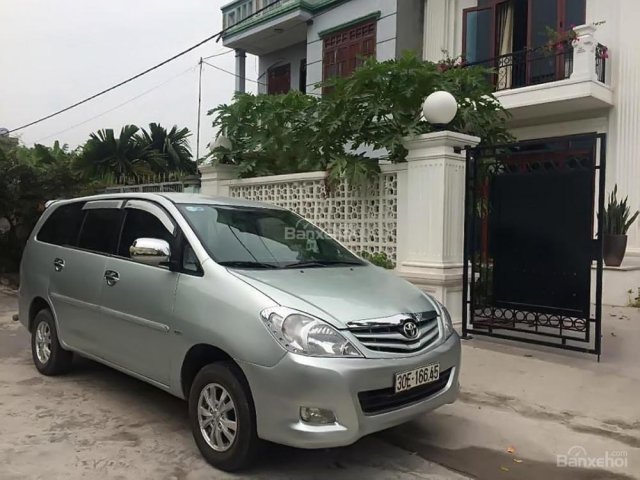 Cần bán xe Toyota Innova sản xuất 2010, màu bạc, giá 355tr