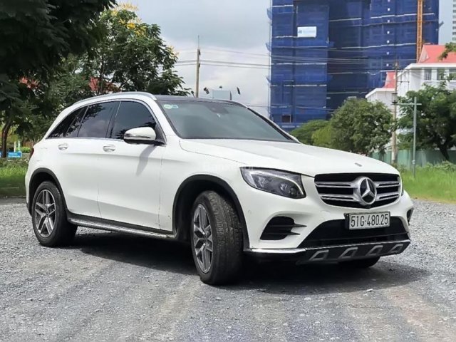 Cần bán xe Mercedes sản xuất 2017, màu trắng
