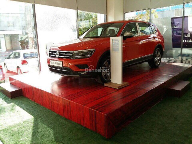 Bán ô tô Volkswagen Tiguan sản xuất năm 2018, màu đỏ, nhập khẩu nguyên chiếc, có sẵn giao ngay0