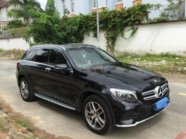 Cần bán xe Mercedes GLC 300 sản xuất năm 2016, màu đen như mới