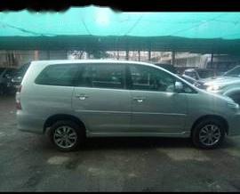 Cần bán lại xe Toyota Innova năm sản xuất 2016, màu bạc còn mới 