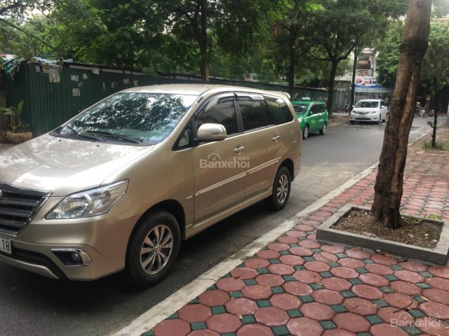 Chính chủ bán xe Toyota Innova 2.0E màu ghi vàng, sx cuối 2015, gia đình sử dụng