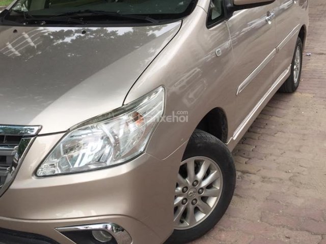 Bán ô tô Toyota Innova E sản xuất năm 2014, màu vàng cát, số sàn