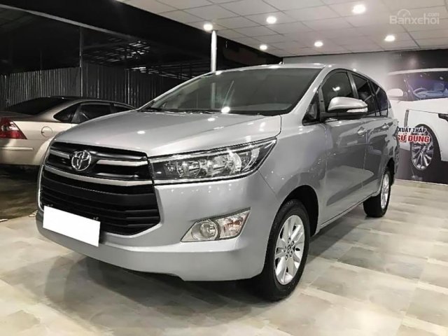 Cần bán gấp Toyota Innova 2.0E năm 2016, màu bạc 