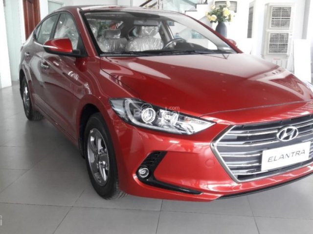 Hyundai Elantra 2018, cần bán Elantra 1.6MT trắng, hỗ trợ đăng ký Grab miễn phí 100%