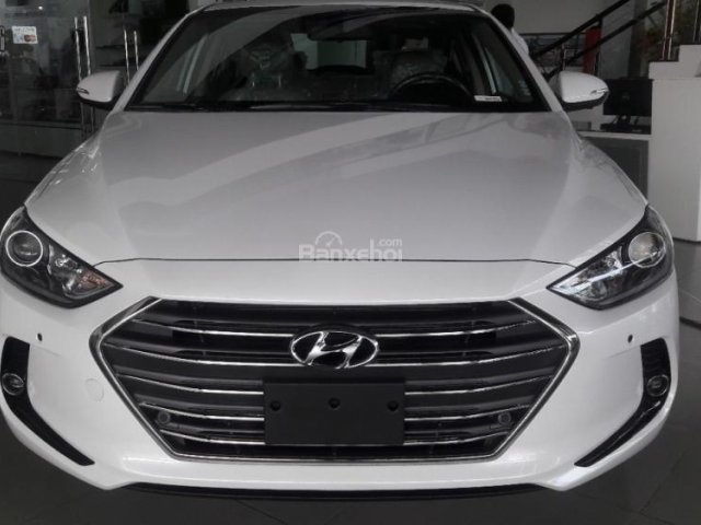 Bán Hyundai Elantra 2018, mua Elantra 1.6MT trắng, xe giao ngay, quà tặng trị giá 20 triệu đồng