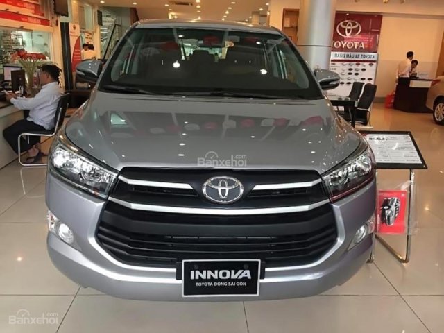 Cần bán Toyota Innova 2.0E đời 2018, màu bạc, giá chỉ 720 triệu