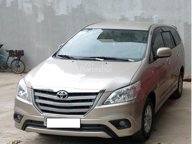 Cần bán xe Toyota Innova E đời 2014, màu kem (be)