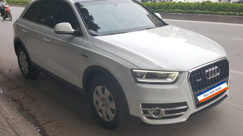 Cần bán Audi Q3 2.0 AT sản xuất 2014, màu trắng 