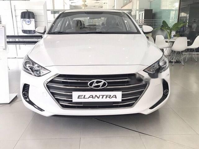 Cần bán gấp Hyundai Elantra 2018, màu trắng, giá chỉ 560 triệu