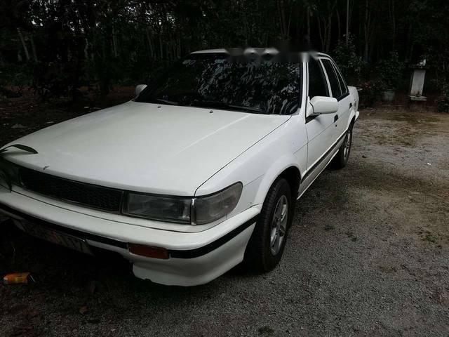 Cần bán Nissan Bluebird 1989, màu trắng, máy rất êm