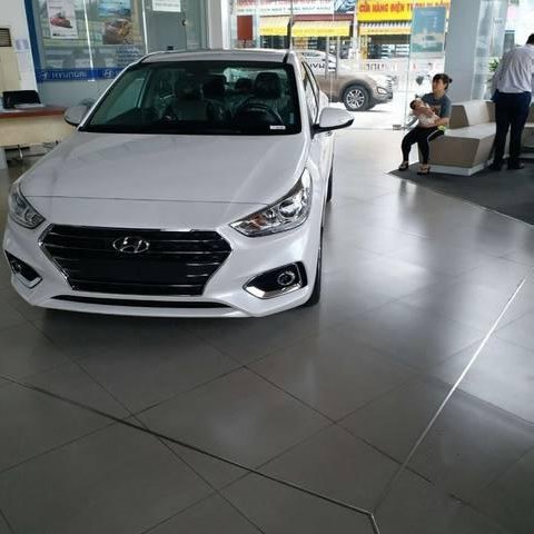 Cần bán xe Hyundai Accent đời 2018, màu trắng, giá tốt