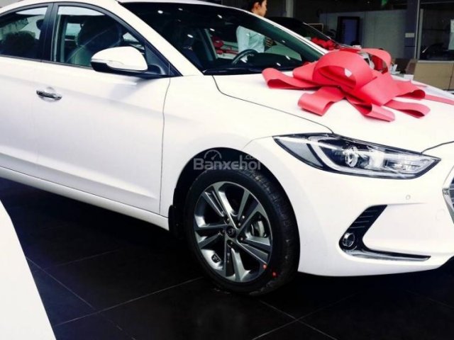 Cần bán xe Hyundai Elantra sản xuất năm 2018, màu trắng, giá 560tr