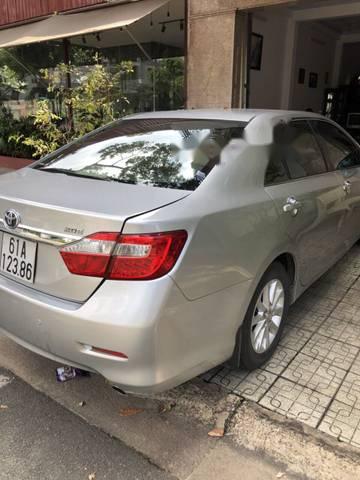 Cần bán lại xe Toyota Camry 2.0E AT đời 2013, màu bạc  