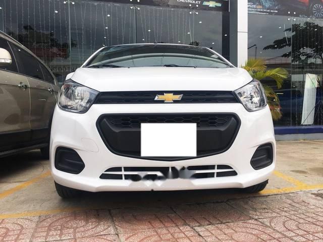 Bán ô tô Chevrolet Spark LS đời 2018, màu trắng 