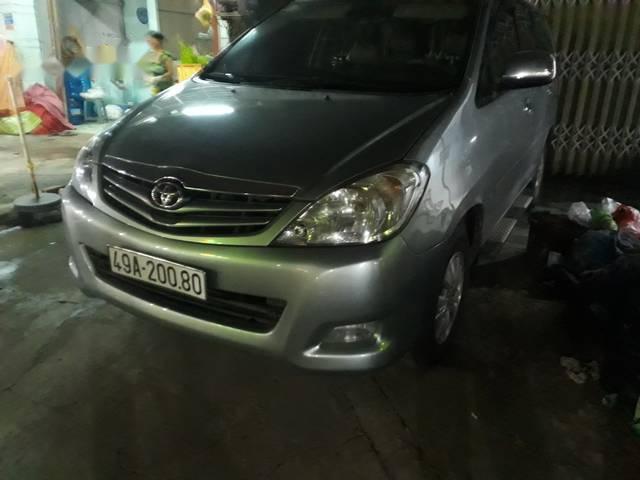 Bán lại xe Toyota Innova năm 2011, màu bạc 