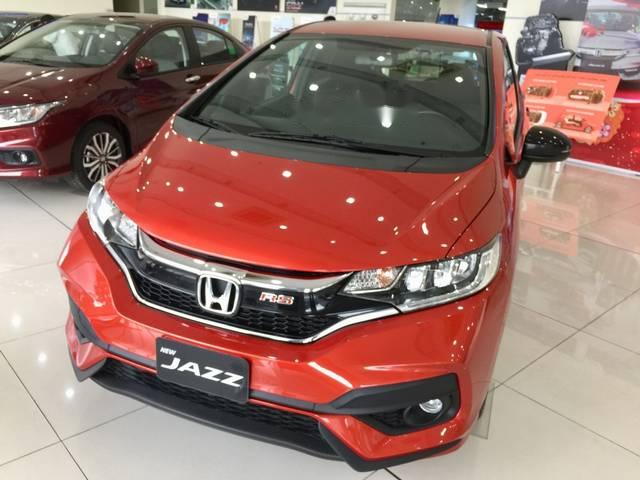 Bán Honda Jazz 2018 sở hữu vẻ ngoài lôi cuốn, trẻ trung và không gian nội thất rộng rãi sang trọng