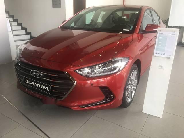 Bán Hyundai Elantra 2.0AT năm sản xuất 2018, màu đỏ, xe mới 100%