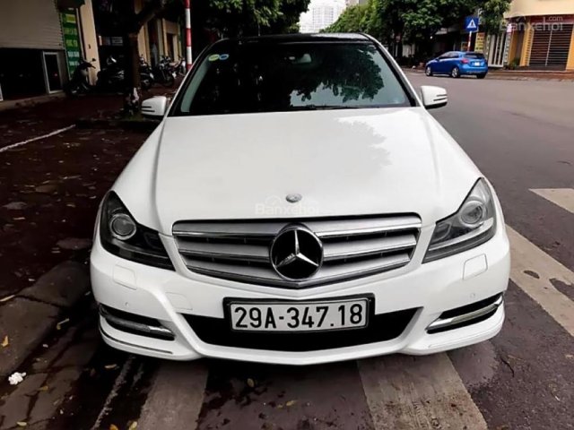 Tôi cần bán chiếc Mercedes C250 màu trắng, nội thất màu đen, sản xuất năm 2011 form Facelift