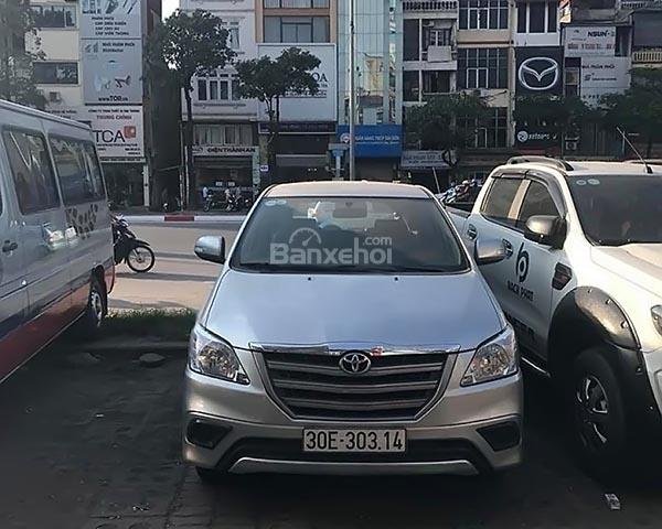 Cần bán Toyota Innova 2.0E năm sản xuất 2016, màu bạc số sàn, giá tốt