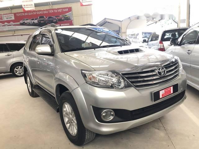 Bán ô tô Toyota Fortuner năm 2015, màu bạc, 910tr