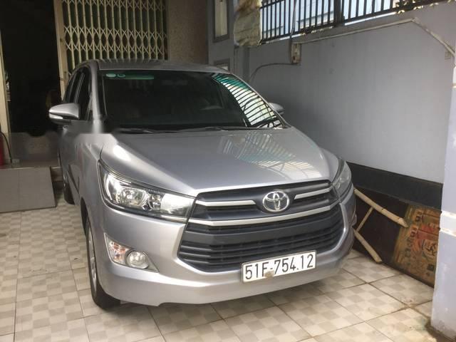 Cần bán lại xe Toyota Innova năm 2016, màu bạc chính chủ