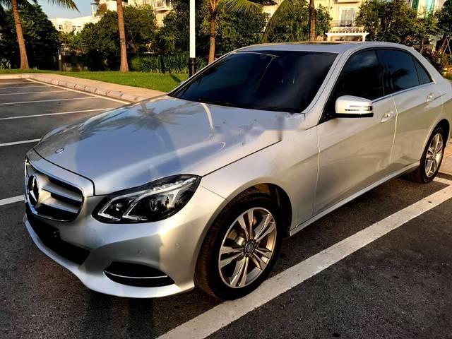 Cần bán xe Mercedes E250 Sx và đăng kí 2014, màu bạc, nội thất đen, xe đi được 65000km