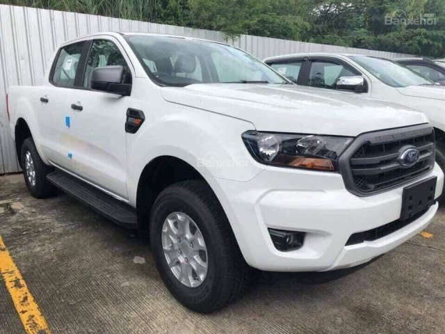 Ford Giải Phóng bán xe Ford Ranger XLS 1 cầu số tự động đủ màu, trả trước chỉ 130Tr, KM bộ PK 5 món. LH: 0988587365