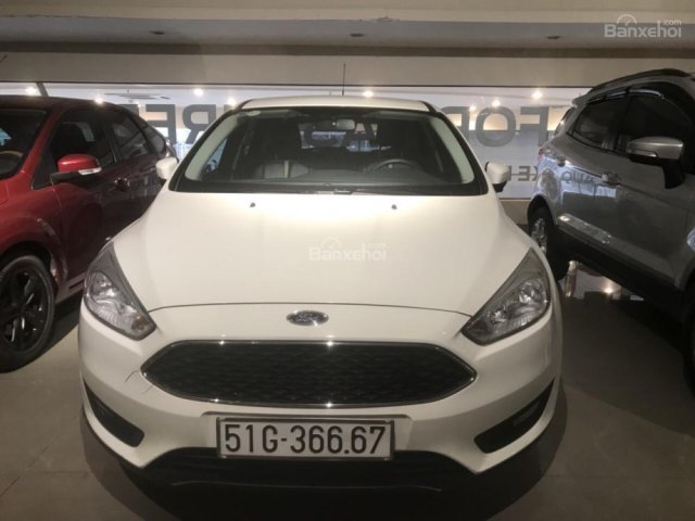 Bán gấp xe Ford Focus 5 cửa 2017, màu trắng, chạy 31000 km