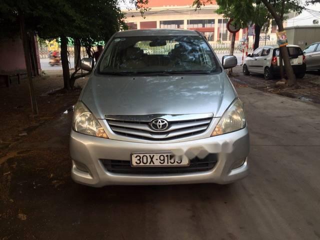 Cần bán gấp Toyota Innova đời 2010, màu bạc, 445 triệu