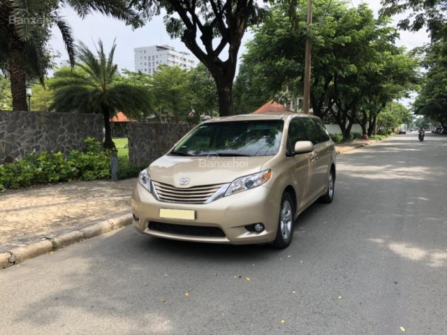 Cần bán xe Toyota Sienna LE 2011 màu vàng cát nhập Mỹ