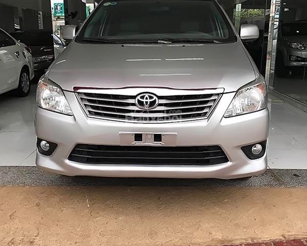 Bán ô tô Toyota Innova 2.0E đời 2013, màu bạc xe gia đình 