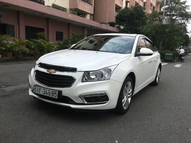 Cần bán xe Chevrolet Cruze sản xuất năm 2015, màu trắng xe gia đình