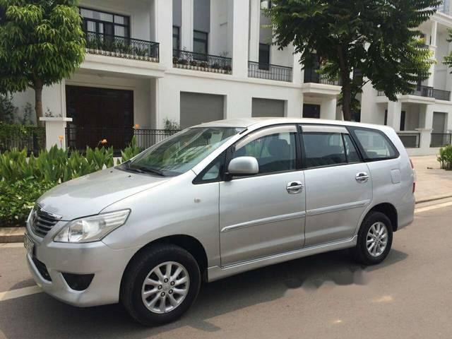 Cần bán Toyota Innova E 2013, màu bạc, giá tốt